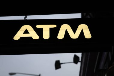 Nashville Tenn. 15 Şubat 2020 Broadway gece hayatı bölgesi şehir merkezindeki Nashville 'de geniş bir bar, bar ve yenileyle dolu. Aydınlatılmış ATM tabelası. 