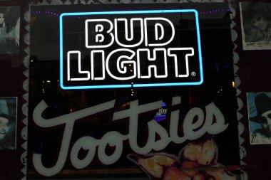Nashville Tenn. 15 Şubat 2020 Broadway gece hayatı bölgesi, şehir merkezindeki Nashville 'de geniş bir bar, bar ve restarhalaları var. Dünyaca ünlü Tootsies 'de Bud Light tabelası.