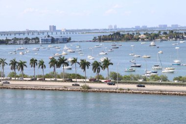 Miami, FL / USA 15 Ağustos 2017: Miami Marina 'ya bakarak gökyüzü.