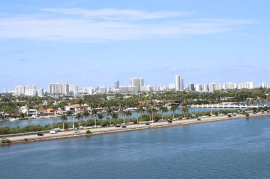 Miami, FL / USA 15 Ağustos 2017: Miami Marina 'ya bakarak gökyüzü.