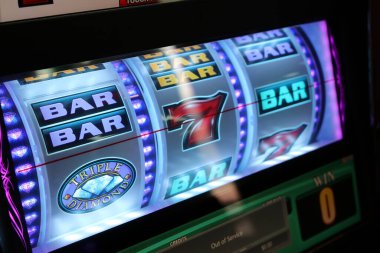 Nassau Bahamalar-ABD 10 Ağustos 2019: Şans ve eğlence için Popüler Üçlü Elmas Kumarhanesi kumar makineleri.