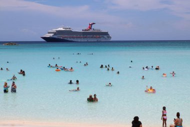 Bahamalar Yarım Ay Cay Mayıs 2022 Beachcomber turisti plajda günün tadını çıkarıyor..