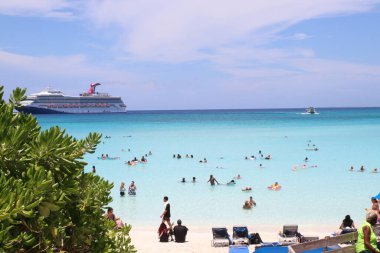 Bahamalar Yarım Ay Cay Mayıs 2022 Beachcomber turisti plajda günün tadını çıkarıyor..