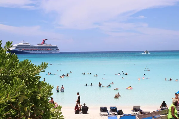 Bahamalar Yarım Ay Cay Mayıs 2022 Beachcomber turisti plajda günün tadını çıkarıyor..
