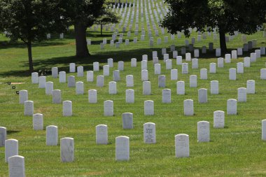 Arlington, 24 Haziran 2022 Arlington Ulusal Mezarlığı savaş kahramanlarını onurlandırmak için Washington, D.C. 'den Potomac Nehri' nin karşısındaki Arlington County, Virginia 'da bulunan ABD askeri mezarlığıdır..