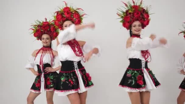 Oekraïense Vier Meisjes Tonen Teem Dansen Nationale Kostuums Rokken Kettingen — Stockvideo
