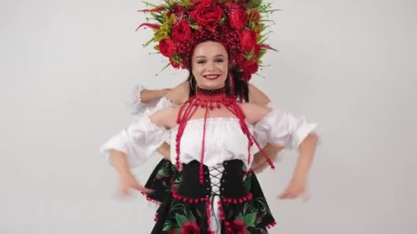 Ukrainische Vier Mädchen Zeigen Wimmelnden Tanz Trachten Röcke Halsketten Mit — Stockvideo