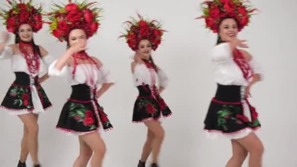 Ucraino Quattro Ragazze Mostrano Teem Ballare Costumi Nazionali Gonne Collane — Video Stock