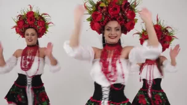Ucraino Quattro Ragazze Mostrano Teem Ballare Costumi Nazionali Gonne Collane — Video Stock
