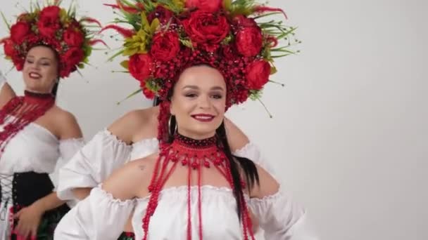 Ucraniano Quatro Meninas Mostram Teem Dançando Trajes Nacionais Saias Colares — Vídeo de Stock