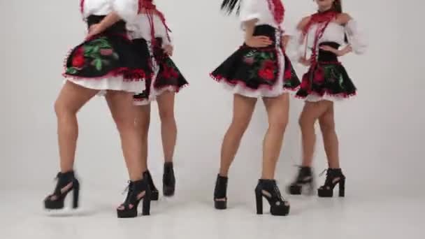 Украинские Четыре Девушки Показывают Ноги Танцы Национальных Костюмах Юбки Ожерелья — стоковое видео