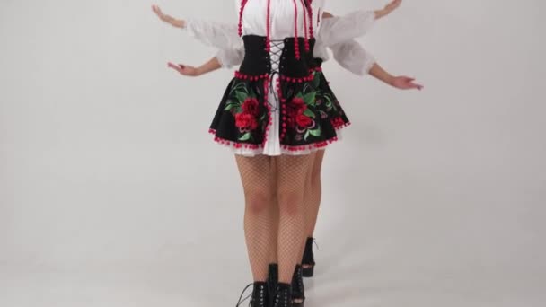 ウクライナの4人の女の子ショーチームダンスでナショナル衣装スカートネックレスとともに花で頭の上に髪の上に白い背景でスタジオ — ストック動画