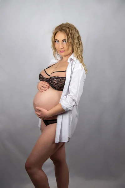 Photograph Pregnant Woman Standing Studio Half Turned Full Length White — Fotografia de Stock