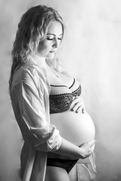 Black White Portrait Pregnant Woman Half Body Studio White Background — Stock fotografie