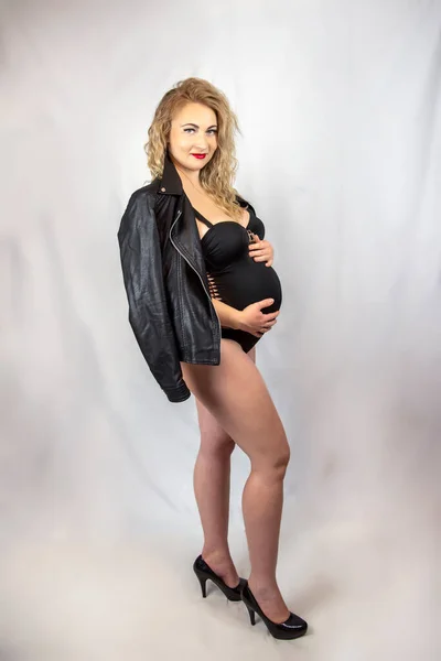 Pregnant Woman Stands Studio White Background Full Growth Half Turn — Stockfoto