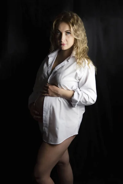 Pregnant Woman Studio Black Background Standing Half Turn Knee Deep — Fotografia de Stock