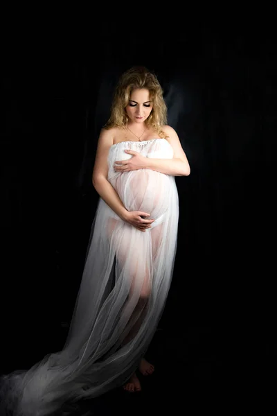 Фото Беременной Женщины Студии Черном Фоне Стоящей Полный Рост Прямо — стоковое фото