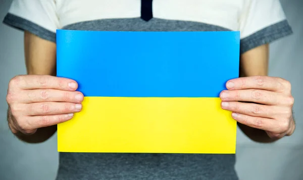 Homme Debout Sur Fond Gris Tient Propre Drapeau Ukrainien Carton — Photo