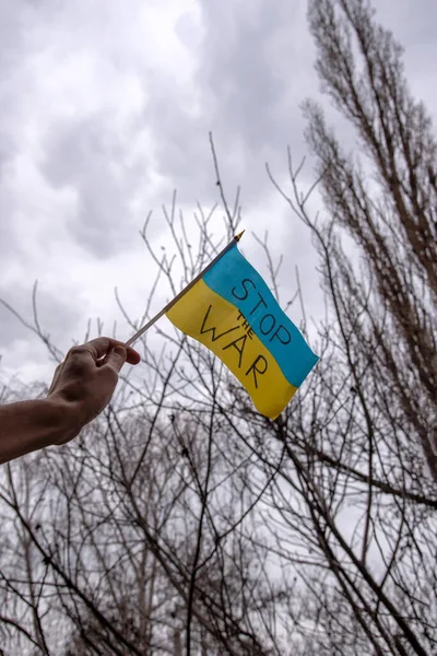 Mano Hombre Levanta Bandera Ucraniana Palo Que Dice Alto Guerra — Foto de Stock