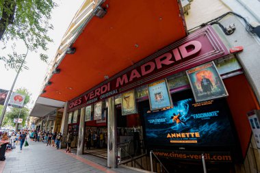 Madrid 'de Bravo Murillo caddesindeki Verdi sinemasında İspanyol heavy grubu Mago de Oz' un yeni albümü Bandera Negra 'nın (Black Flag)