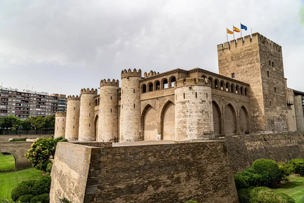 Zaragoza, İspanya. 11 Temmuz 2021. Zaragoza 'daki Aljaferia Sarayı' nın dış güzellikleri ve bahçeleri..