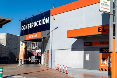 Rivas Vaciamadrid, İspanya. 30 Aralık 2021. Parque Rivas alışveriş merkezindeki Bricomart mağazasının dışında..