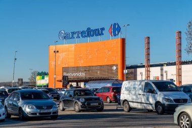 Rivas Vaciamadrid, İspanya. 30 Aralık 2021. Rivas Vaciamadrid 'deki Park Rivas alışveriş merkezindeki Carrefour süpermarketinin dışında..