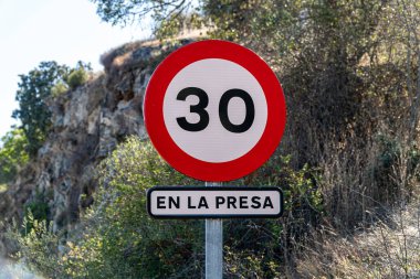 Rezervuar baraj yolu bölümünde 30 km hız sınırı tabelası, İspanyolca yazılmış..
