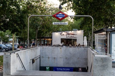 Madrid, İspanya. 31 Ağustos 2021. Madrid 'in merkezindeki Santiago Bernabeu metro istasyonundan kalkış