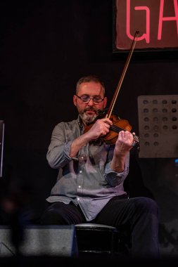 Madrid, İspanya. 19 Mart 2022. İrlanda Dans Şovu. Madrid 'deki Sala Galileo Galilei' de İrlandalı Treble grubunun canlı müziği..