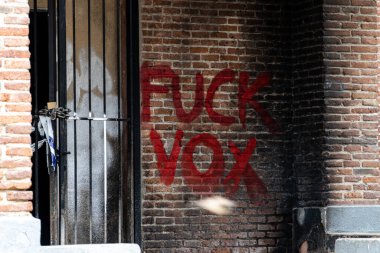 Madrid, İspanya. 18 Mart 2022. İspanya 'da siyasi bir partiye karşı duvar yazısı, terk edilmiş bir binanın duvarına.