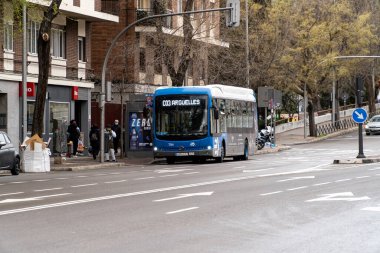 Madrid, İspanya. 18 Mart 2022. Madrid mavi otobüsü, C003 hattı, Embajadores 'e doğru gidiyor, hedef Arguelles bölgesi..
