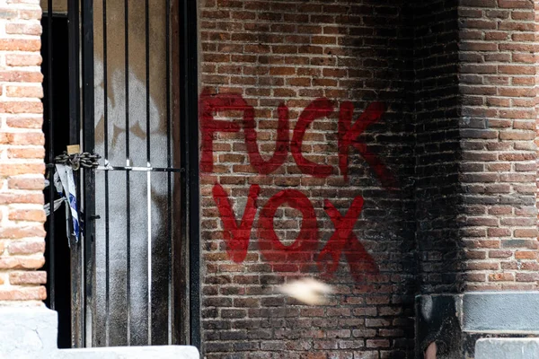 Madrid, İspanya. 18 Mart 2022. İspanya 'da siyasi bir partiye karşı duvar yazısı, terk edilmiş bir binanın duvarına.