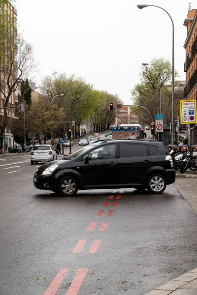 Madrid Spanyol Maret 2022 Kendaraan Melintasi Garis Merah Yang Menunjukkan — Stok Foto