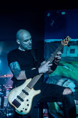 Madrid, İspanya. 2 Nisan 2022. Hard rock ve modern metal grubu Bajo Presion, Madrid 'de Hysteria' da bir konserde.