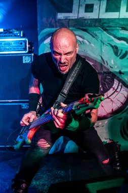 Madrid, İspanya. 2 Nisan 2022. Hard rock ve modern metal grubu Bajo Presion, Madrid 'de Hysteria' da bir konserde.