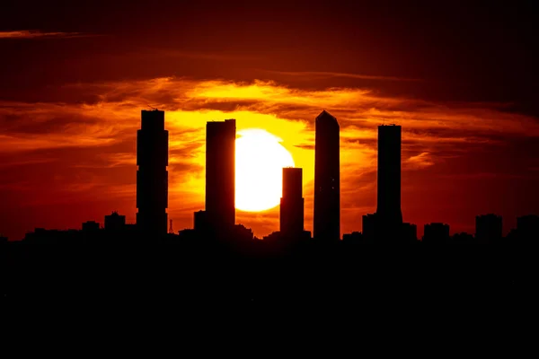 Μαδρίτη Ισπανία Μάρτιος 2021 Ηλιοβασίλεμα Πάνω Από Σιλουέτα Των Πέντε — Φωτογραφία Αρχείου