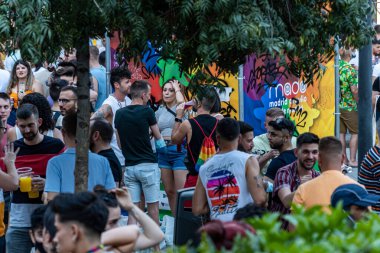 Madrid, İspanya. 2 Temmuz 2021. Çok renkli bayraklı bir grup insan Madrid 'deki Pedro Zerolo Meydanı' nda LGTBI Onur 2021 'i kutlamak için toplandı..