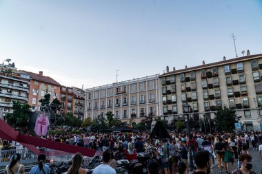 Madrid, İspanya. 2 Temmuz 2021. Çok renkli bayraklı bir grup insan Madrid 'deki Pedro Zerolo Meydanı' nda LGTBI Onur 2021 'i kutlamak için toplandı..
