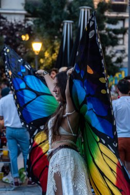 Madrid, İspanya. 2 Temmuz 2021. Çok renkli bayraklı bir grup insan Madrid 'deki Pedro Zerolo Meydanı' nda LGTBI Onur 2021 'i kutlamak için toplandı..