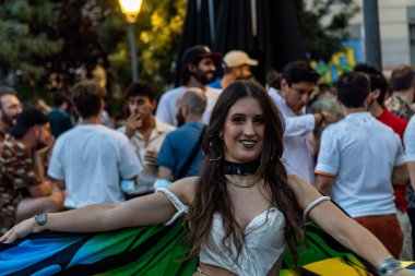 Madrid, İspanya. 2 Temmuz 2021. Çok renkli bayraklı bir grup insan Madrid 'deki Pedro Zerolo Meydanı' nda LGTBI Onur 2021 'i kutlamak için toplandı..
