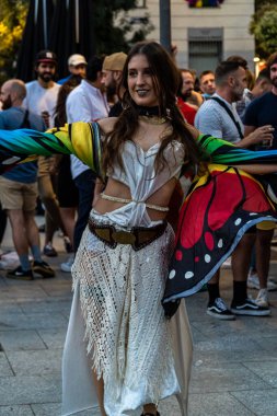 Madrid, İspanya. 2 Temmuz 2021. Çok renkli bayraklı bir grup insan Madrid 'deki Pedro Zerolo Meydanı' nda LGTBI Onur 2021 'i kutlamak için toplandı..