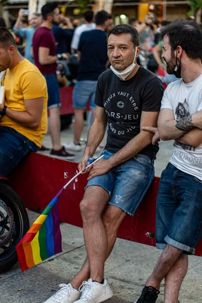 Madrid, İspanya. 2 Temmuz 2021. Çok renkli bayraklı bir grup insan Madrid 'deki Pedro Zerolo Meydanı' nda LGTBI Onur 2021 'i kutlamak için toplandı..