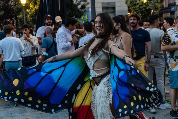 Madrid, İspanya. 2 Temmuz 2021. Çok renkli bayraklı bir grup insan Madrid 'deki Pedro Zerolo Meydanı' nda LGTBI Onur 2021 'i kutlamak için toplandı..