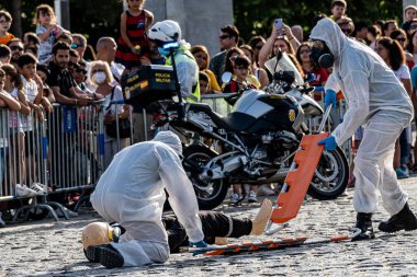 Madrid Nehri 'ndeki Puente del Rey Köprüsü' nde NBC senaryosundaki askeri tahliye ve temizlik gösterisi..