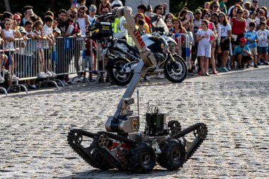 Madrid Nehri 'ndeki Puente del Rey Köprüsü' nde NBC senaryosundaki askeri tahliye ve temizlik gösterisi..