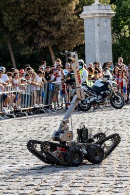 Madrid Nehri 'ndeki Puente del Rey Köprüsü' nde NBC senaryosundaki askeri tahliye ve temizlik gösterisi..