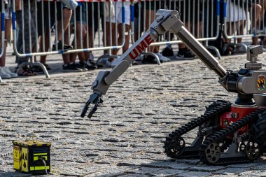 Madrid Nehri 'ndeki Puente del Rey Köprüsü' nde NBC senaryosundaki askeri tahliye ve temizlik gösterisi..