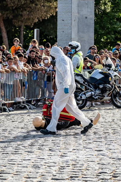 Madrid Nehri 'ndeki Puente del Rey Köprüsü' nde NBC senaryosundaki askeri tahliye ve temizlik gösterisi..