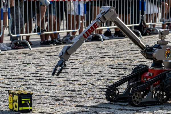 Madrid Nehri 'ndeki Puente del Rey Köprüsü' nde NBC senaryosundaki askeri tahliye ve temizlik gösterisi..